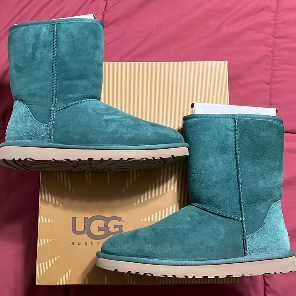 Ugg Women’s Short Classic Size 8 in Teal